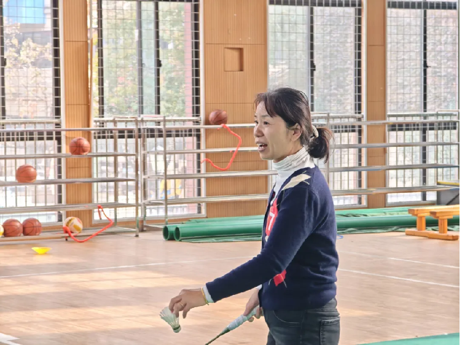 20251124【生活燕幼·园区动态】新城分园:“羽” 你同行展风采 师德铸魂暖初冬 —— 教职工羽毛球趣味赛_html_663a2392.png