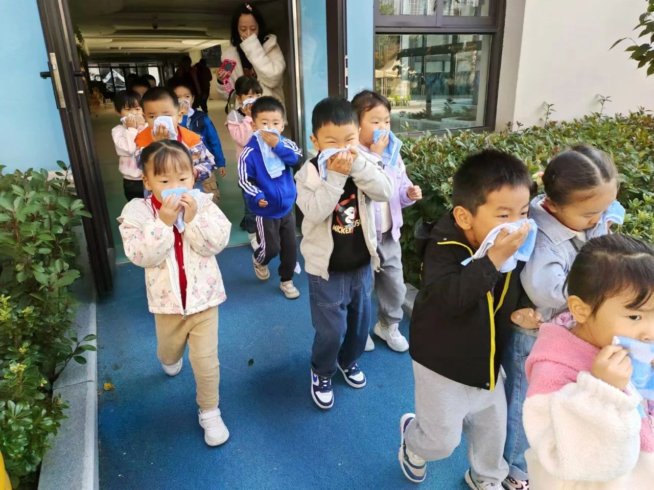 20241107【生活燕幼·安全第一】燕鸣苑分园：“消防在‘童’心，安全护‘童’行”——幼儿园消防安全培训及疏散演练_html_54cde518.jpg