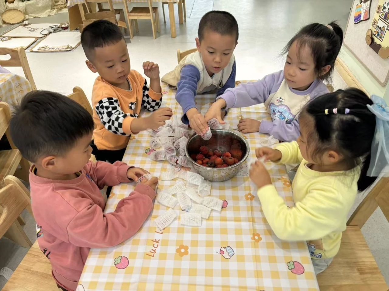 20241107【生活燕幼&middot;园区动态】燕鸣苑分园：“糖霜飘满园”——舌尖上的节气之立冬_html_3f01a6b.jpg