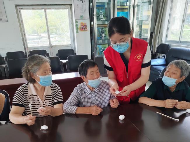 20220609新城老人服务中心手工活动_html_m3854eace.jpg