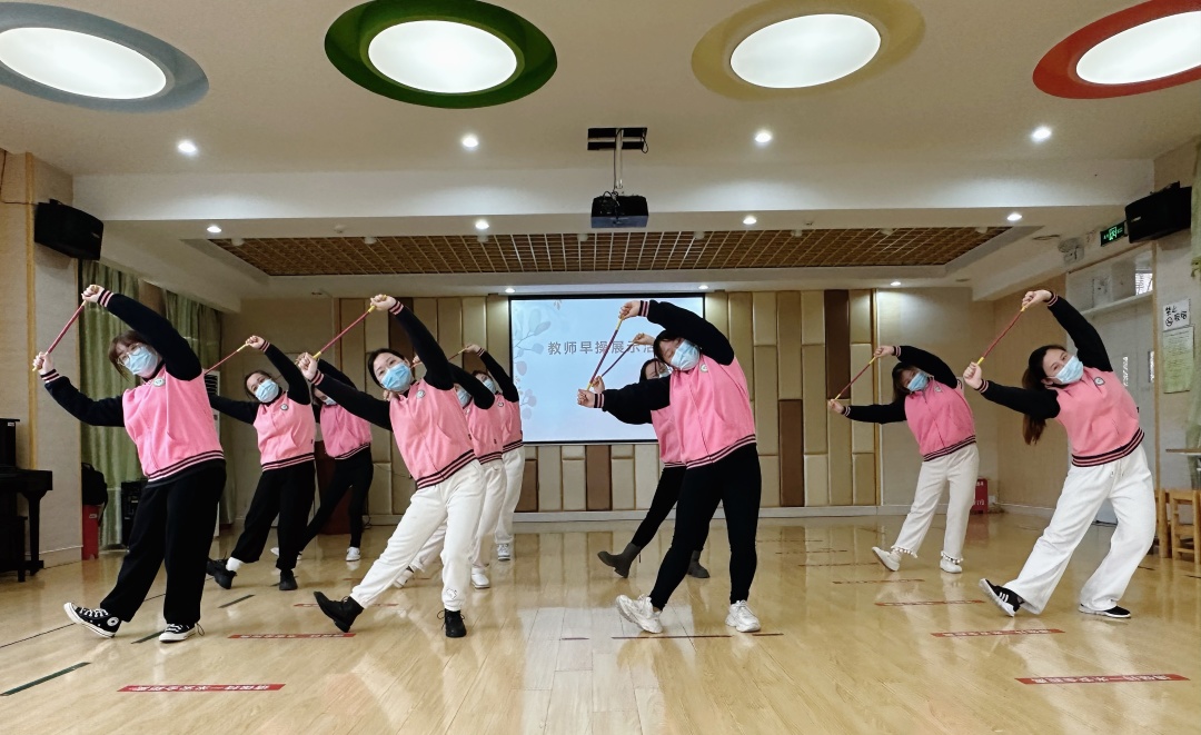 20230210【生活燕幼·园区动态】下庙分园：“优化细节，趣玩早操”_html_798097d1.jpg