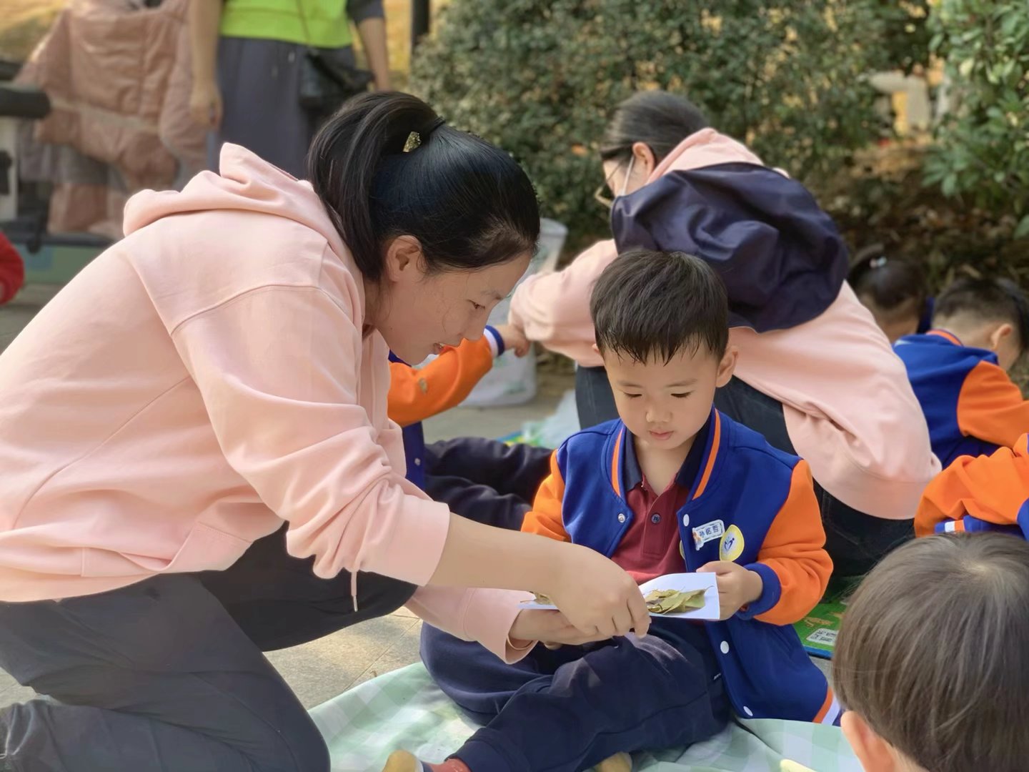 【生活燕幼·年级组动态】下庙分园：“走进公园，收集秋意”——小班组社区活动(1)_html_m62cd511d.jpg