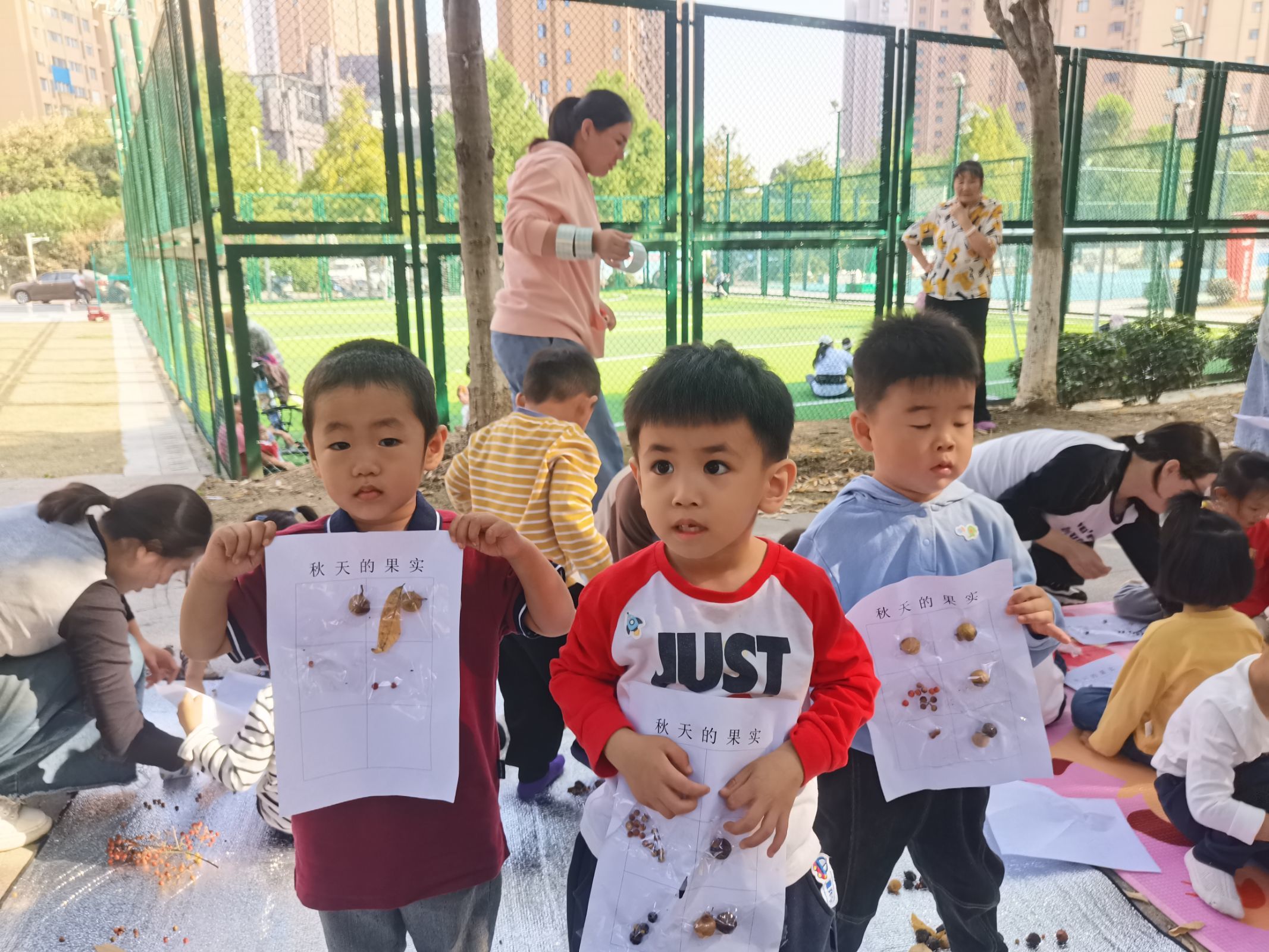 【生活燕幼·年级组动态】下庙分园：“走进公园，收集秋意”——小班组社区活动(1)_html_21672aa4.jpg