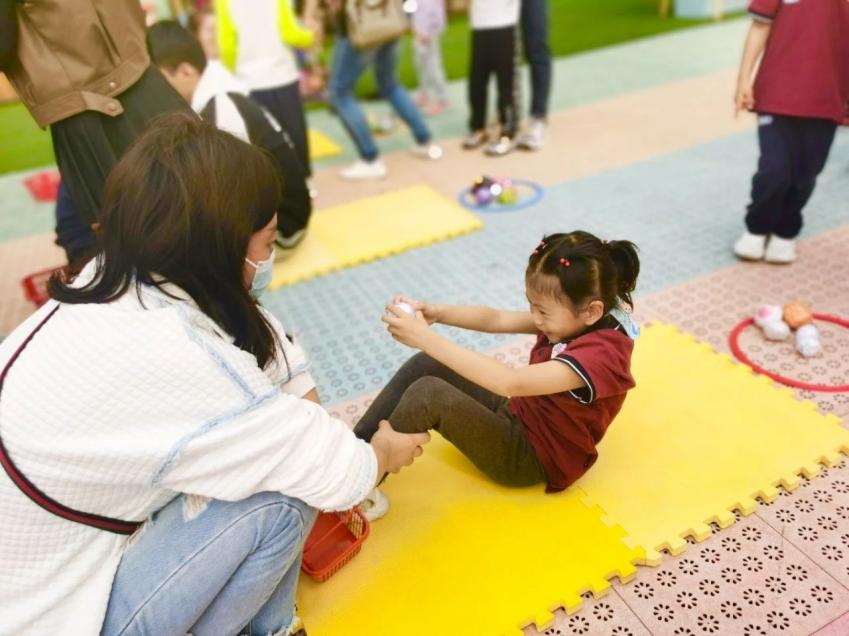 【生活燕幼·年级组动态】下庙分园：“大手牵小手，一起来运动”——中班半日开放暨亲子运动会活动_html_4235ec08.jpg