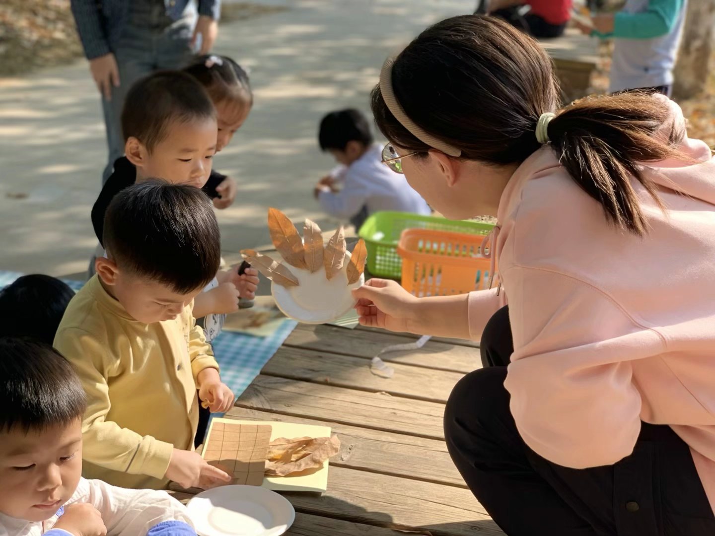 【生活燕幼·年级组动态】下庙分园：“走进公园，收集秋意”——小班组社区活动(1)_html_m52784cc9.jpg