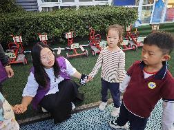 20231101大学生志愿者走进燕子矶幼儿园_html_m7497853c.jpg