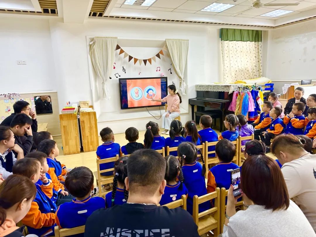 【生活燕幼·年级组动态】下庙分园：“大手牵小手，一起来运动”——中班半日开放暨亲子运动会活动_html_25a3b40e.jpg