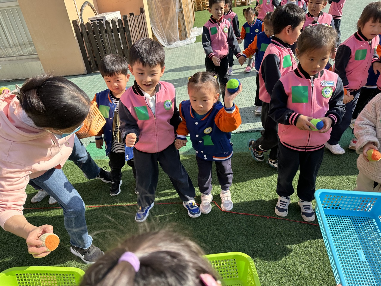 【生活燕幼·园区动态】下庙分园：“大手拉小手，运动迎园庆”——大带小运动会_html_m796efa9b.jpg