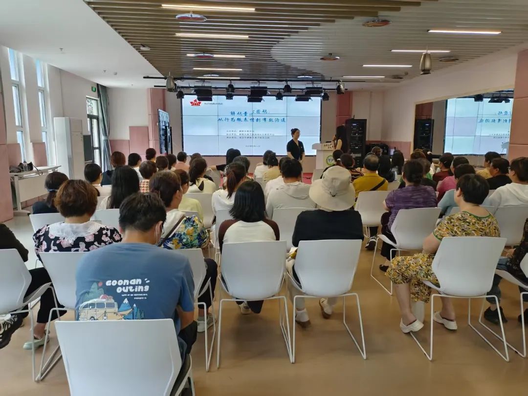 20250521【生活燕幼&middot;园区动态】燕鸣苑分园：“解码童心密码：从行为微表情到有效沟通”——风行栖霞讲师团进校园活动_html_28e02e6f.jpg