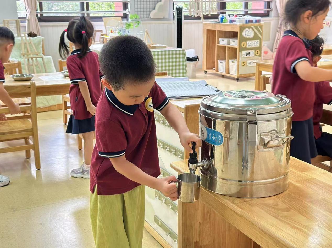 20240902新城开学第一天_html_m6fe2ee6e.jpg