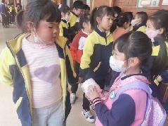 【生活燕幼·年级组动态】燕幼中心园“小学初体验，衔接零距离”——大班社区活动参观小学_html_m75bfd47c.jpg