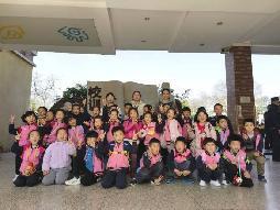 【生活燕幼·年级组动态】燕幼中心园“小学初体验，衔接零距离”——大班社区活动参观小学_html_5ce2e4bf.jpg