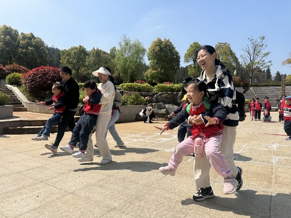 20230407 新城银杏湖春游_html_74f9e2d7.jpg