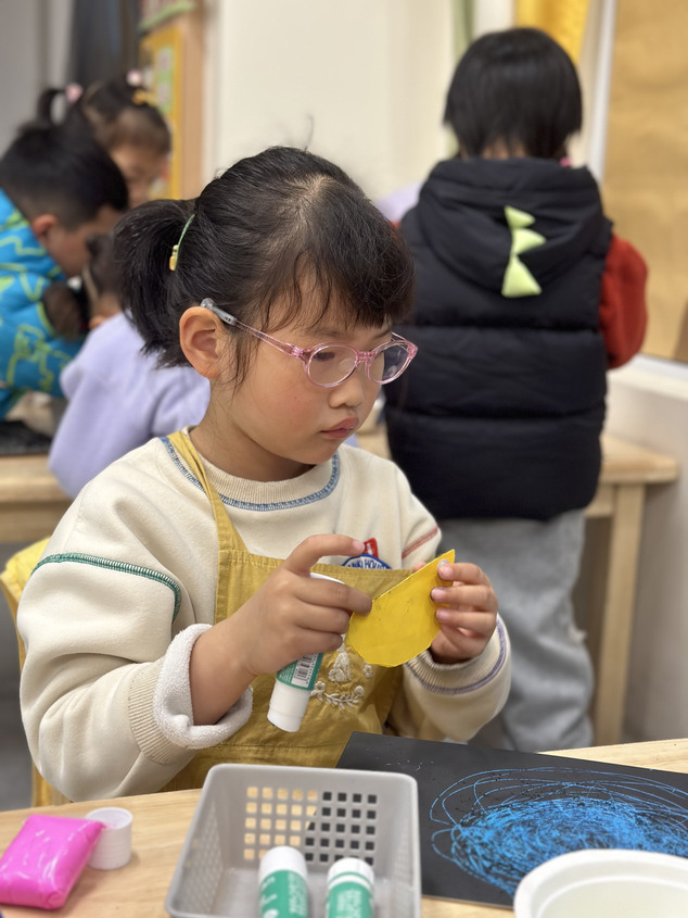 20230324【生活燕幼·教研组动态】燕鸣苑分园：绘色彩之美 研童心之趣——美术教研组集体教学观摩研讨活动_html_18da3c7c.png