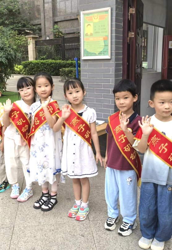 【生活燕幼·园区动态】下庙分园：“帮助弟弟妹妹”——新学期第一次儿童陶研会_html_m29ff597e.jpg