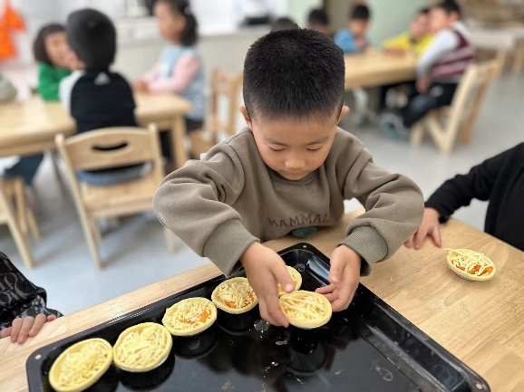 20241023  【生活燕幼&middot;园区动态】“霜降至，柿子红”——舌尖上的节气之霜降_html_6f010c37.jpg