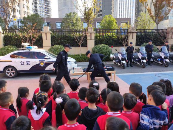 20201112新城警车进校园_html_m2562fddb.jpg