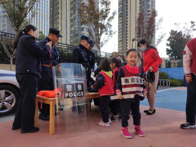 20201112新城警车进校园_html_481876fa.jpg