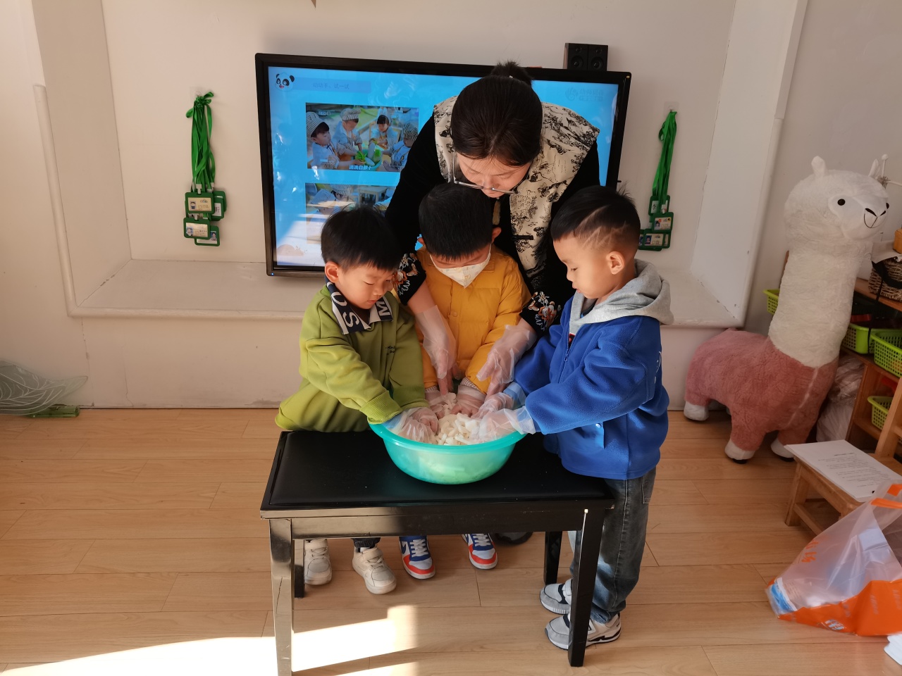 20231122【生活燕幼·园区动态】下庙分园：“轻盈小雪至，童心暖寒冬”——小雪节气活动_html_m5a502754.jpg