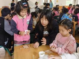 【生活燕幼·年级组动态】燕幼中心园“寄情香囊，感恩母亲”——大班年级组社区活动_html_3c1b13ac.jpg