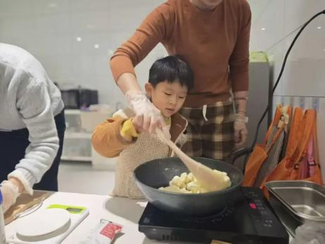 20241206【生活燕幼·园区动态】燕鸣苑分园萌娃迎大雪，巧手制“雪花”_html_m7a3c224.jpg