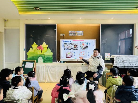 20241220【生活燕幼&middot;班级动态】新城分园：“稚梦拾趣，情满冬至”——大五班冬至节气系列活动_html_32107c26.jpg