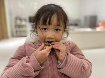 20241224【生活燕幼·园区动态】美好初冬 生日“童”聚——十二月“小桃子”集体生日会_html_m42994fb5.jpg