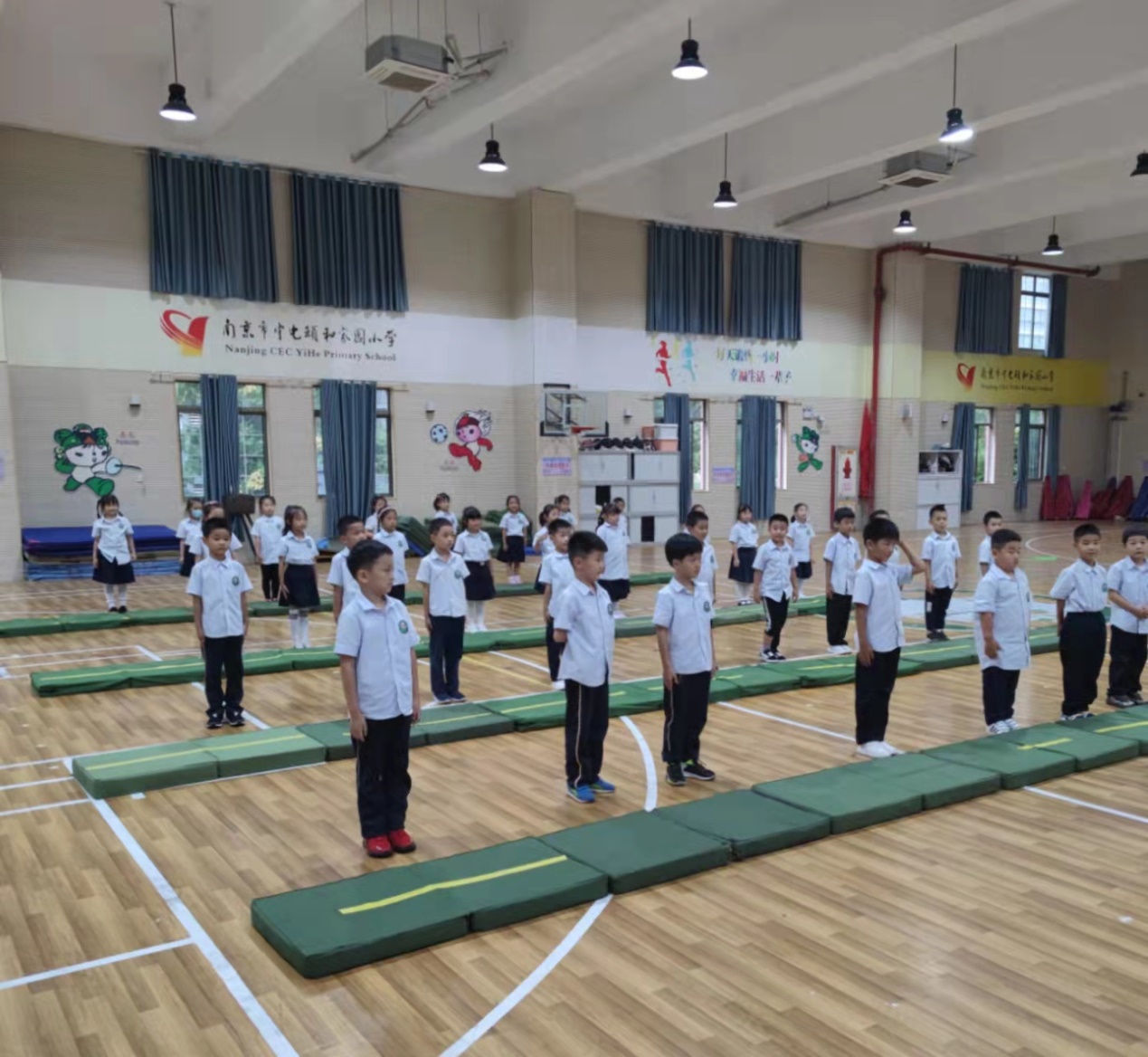 【养正颐小&middot;教学】健身趣味爬 萌娃笑哈哈——中电颐和家园小学综合组第三次教研活动_html_m7fc3822.jpg