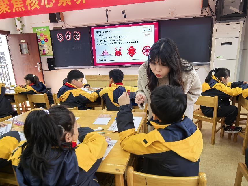 2024.12.5【养正颐小·教学】巧手玩转轴对称 感悟数学对称美——记中电颐和家园小学数学组第七次校本教研活动_html_74ac5740.jpg