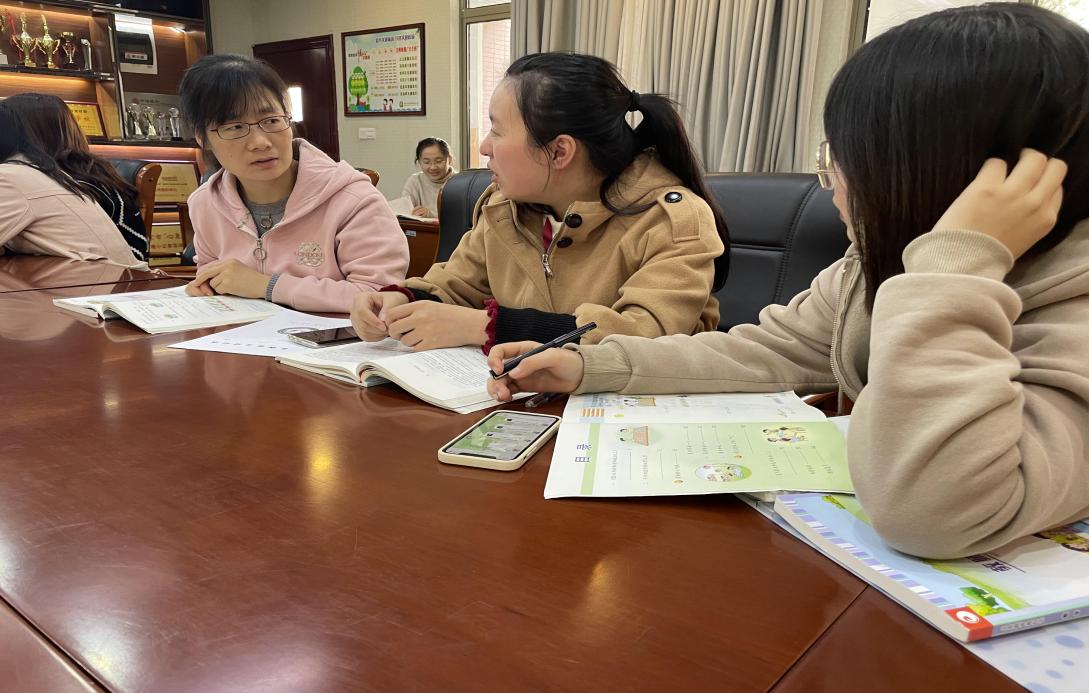 2021.10.28数学集体备课新闻稿_html_m20f5fdd5.jpg