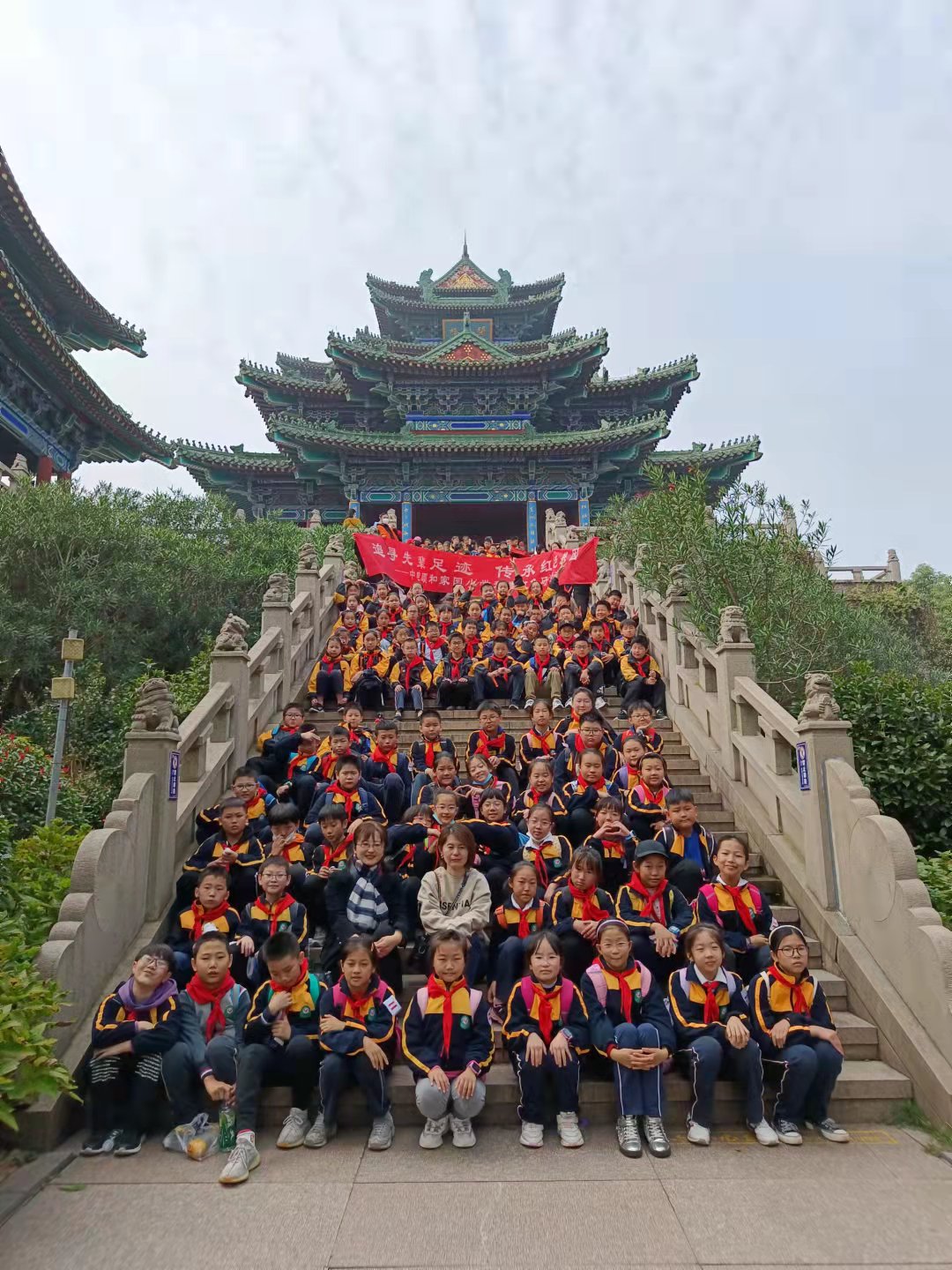 追寻先辈足迹，传承红色基因_html_43e63a97.jpg