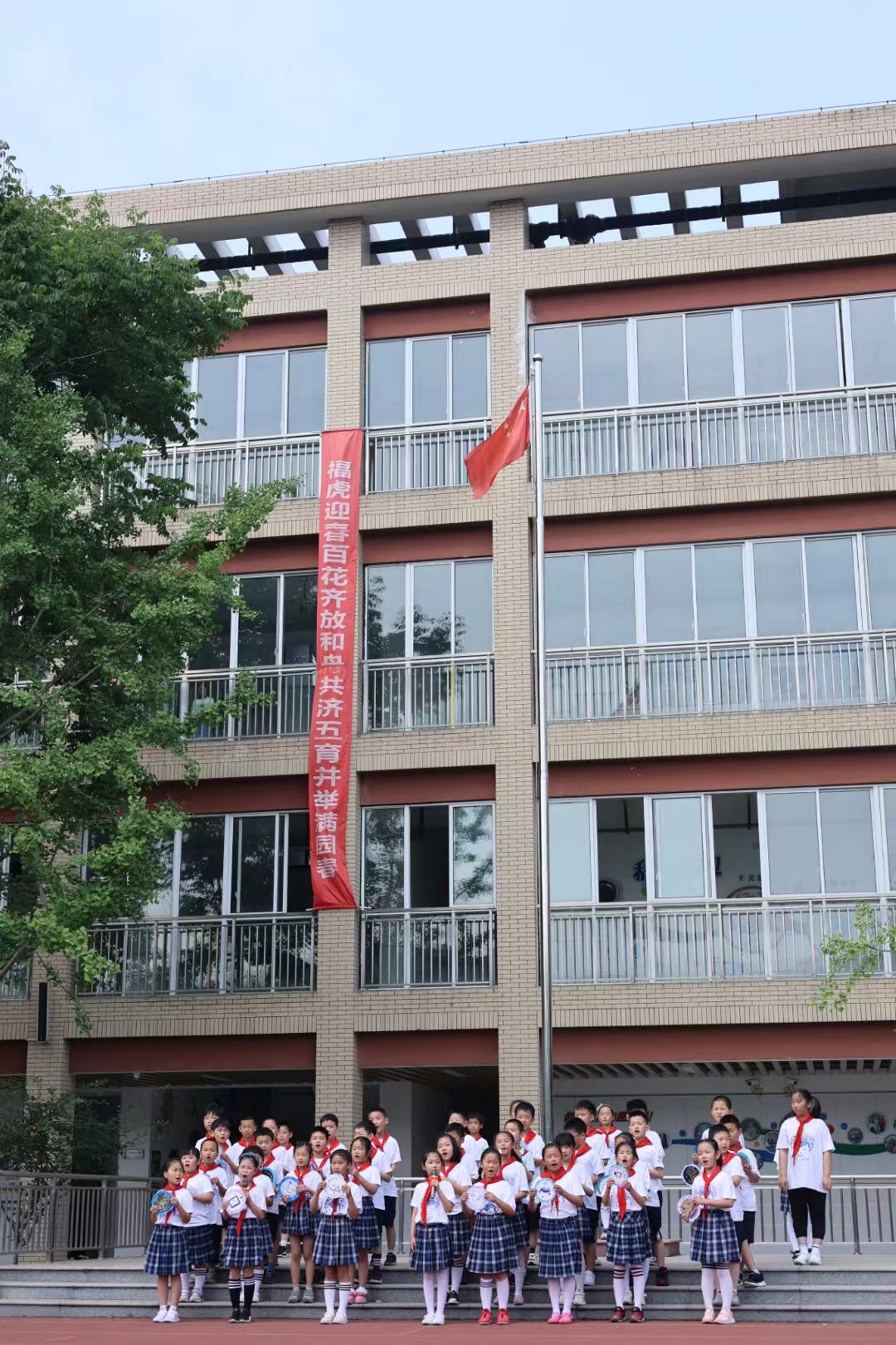 二7班升旗新闻稿(1)(1)_html_3b03908d.jpg