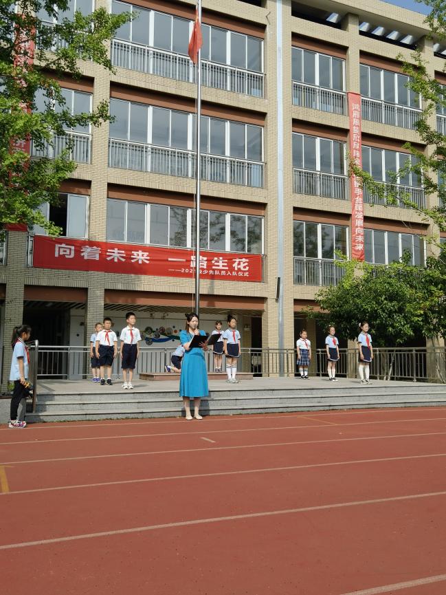 爱眼护眼，“睛”彩童年——二（8）中队主题升旗仪式_html_395d74e9.jpg
