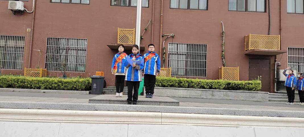 五一班   学做人 升旗仪式主持稿_html_68ac2a4d.jpg