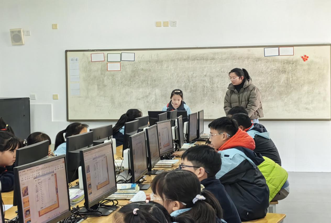 【大爱青秀】课堂展风采，教研促成长 ——记青秀城小学信息校本研修活动_html_3f84a25e.jpg