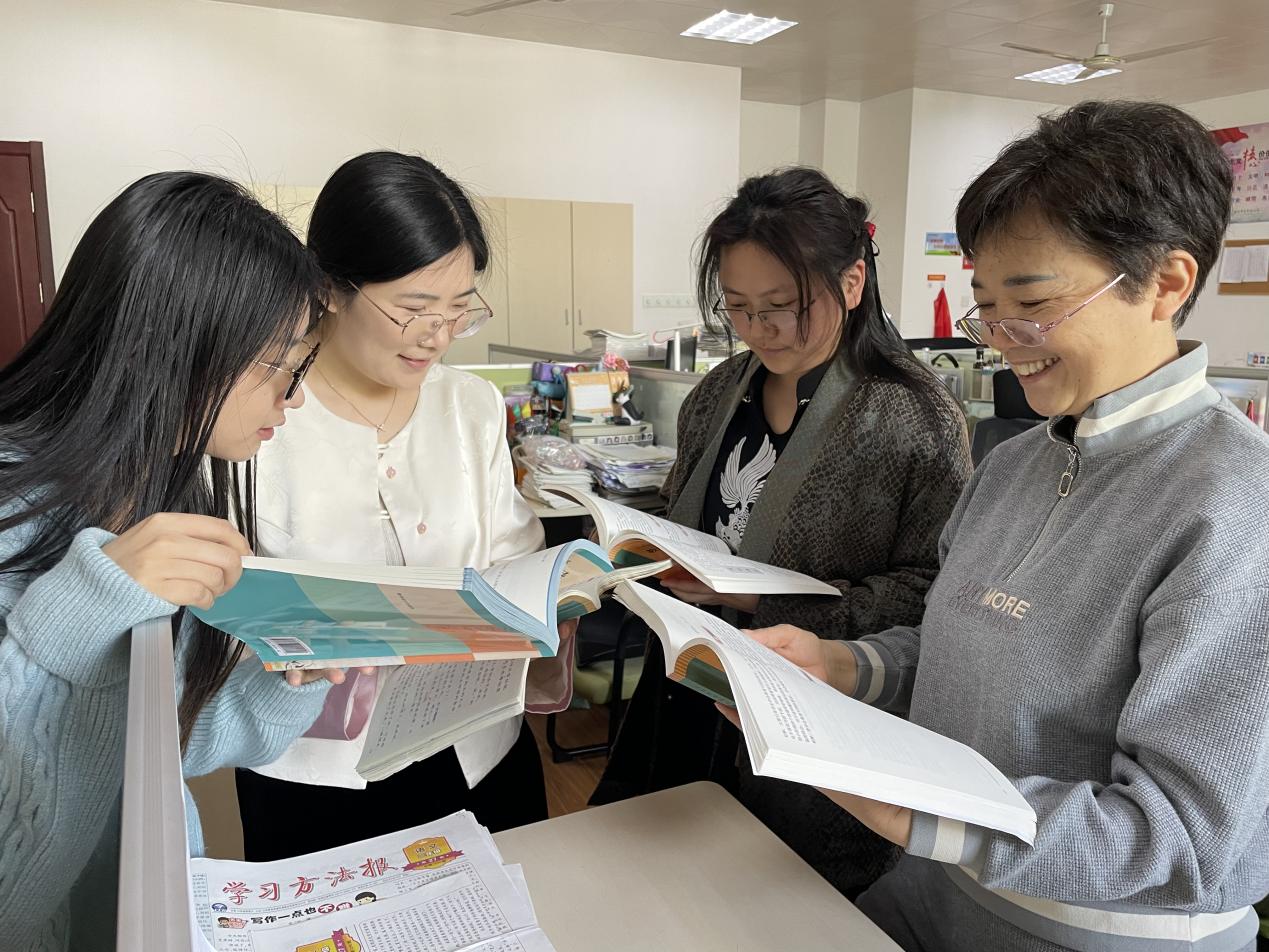 集体备课碰智慧  交流学习促成_html_24788ad8.jpg