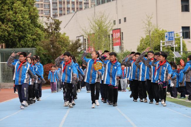 青春跃动绿茵 路队绽放风采——南京市青秀城小学第五届“校长杯”校园足球班级联赛开幕式暨“美丽路队”比赛_html_f803d2d.jpg
