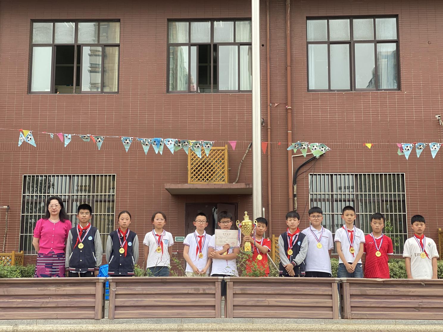 【大爱青秀】拼搏不止，逐梦未来！—南京市青秀城小学第五届“校长杯”足球班级联赛闭幕式暨颁奖仪式圆满举行(1)_html_57c07ccd.jpg