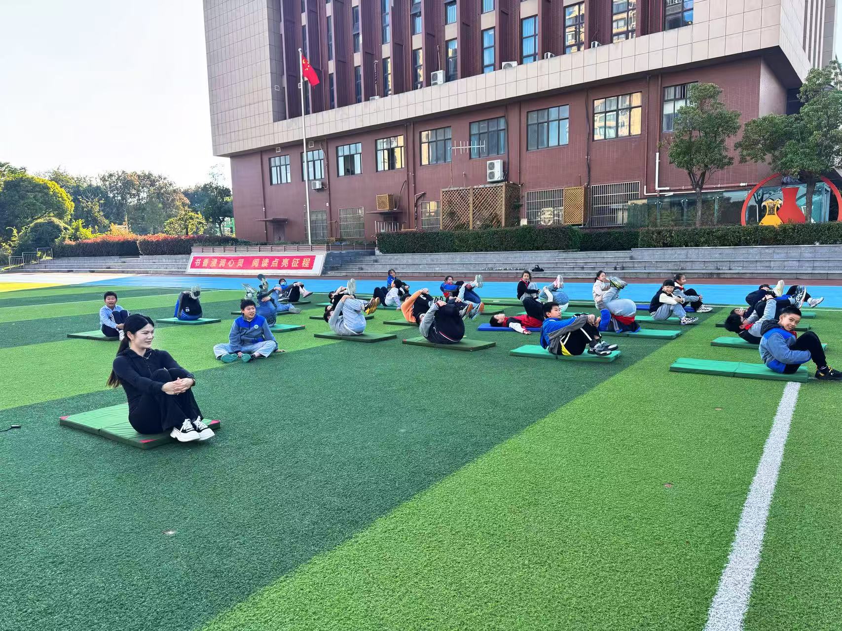 【大爱青秀·教学】解锁前滚翻技能 赋能健康新成长_html_m79c83f96.jpg