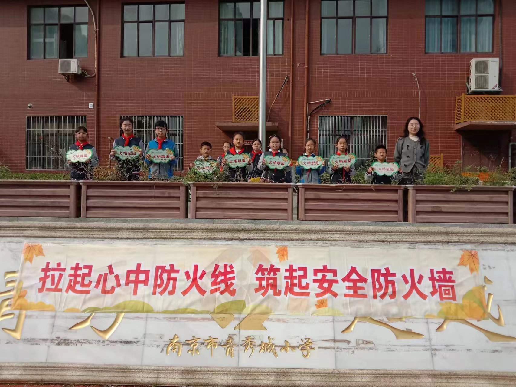 四2升旗仪式新闻(1)_html_m7361a6e4.jpg