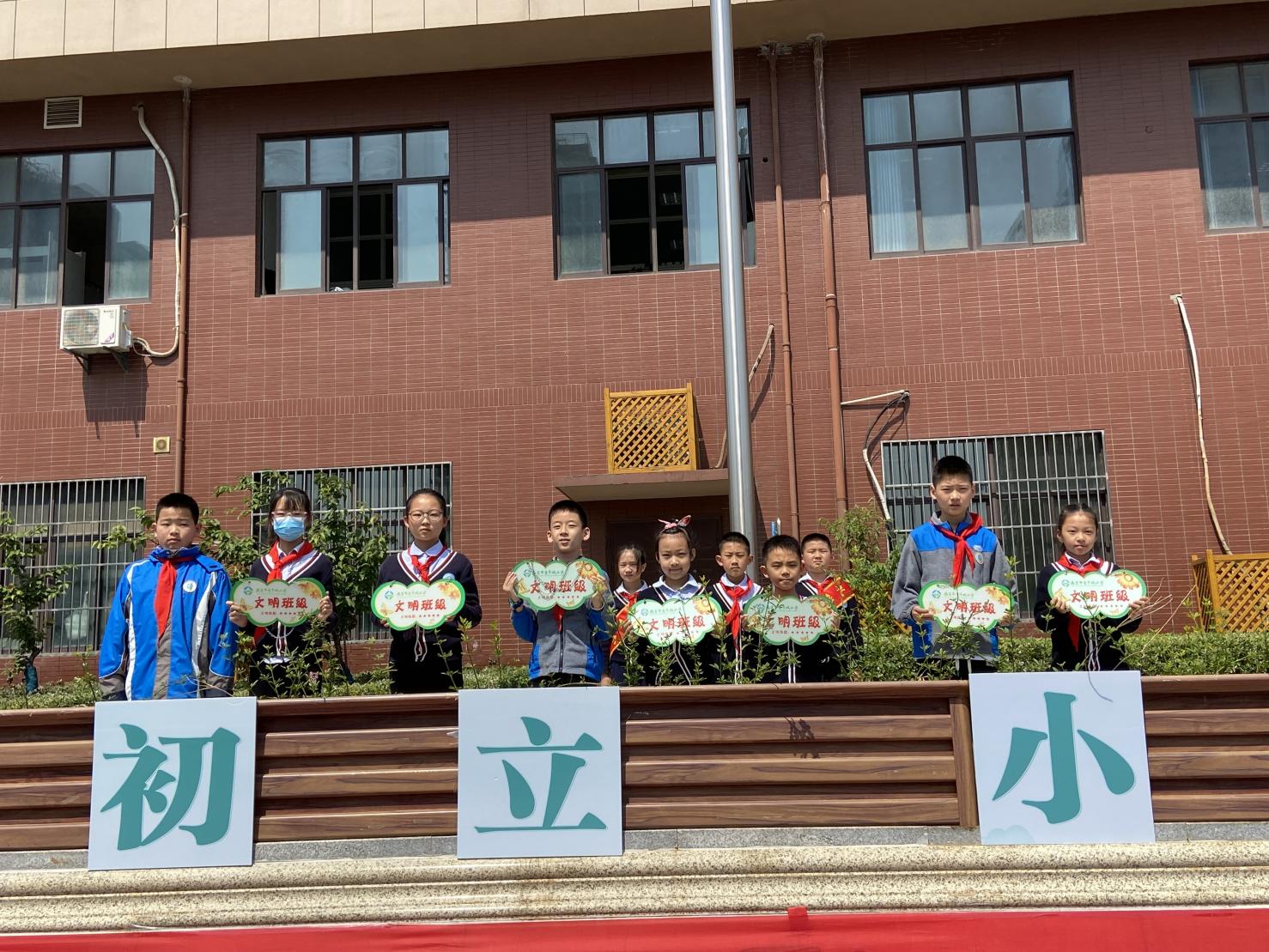 5.16四4班升旗仪式新闻稿_html_59e4c1a3.jpg