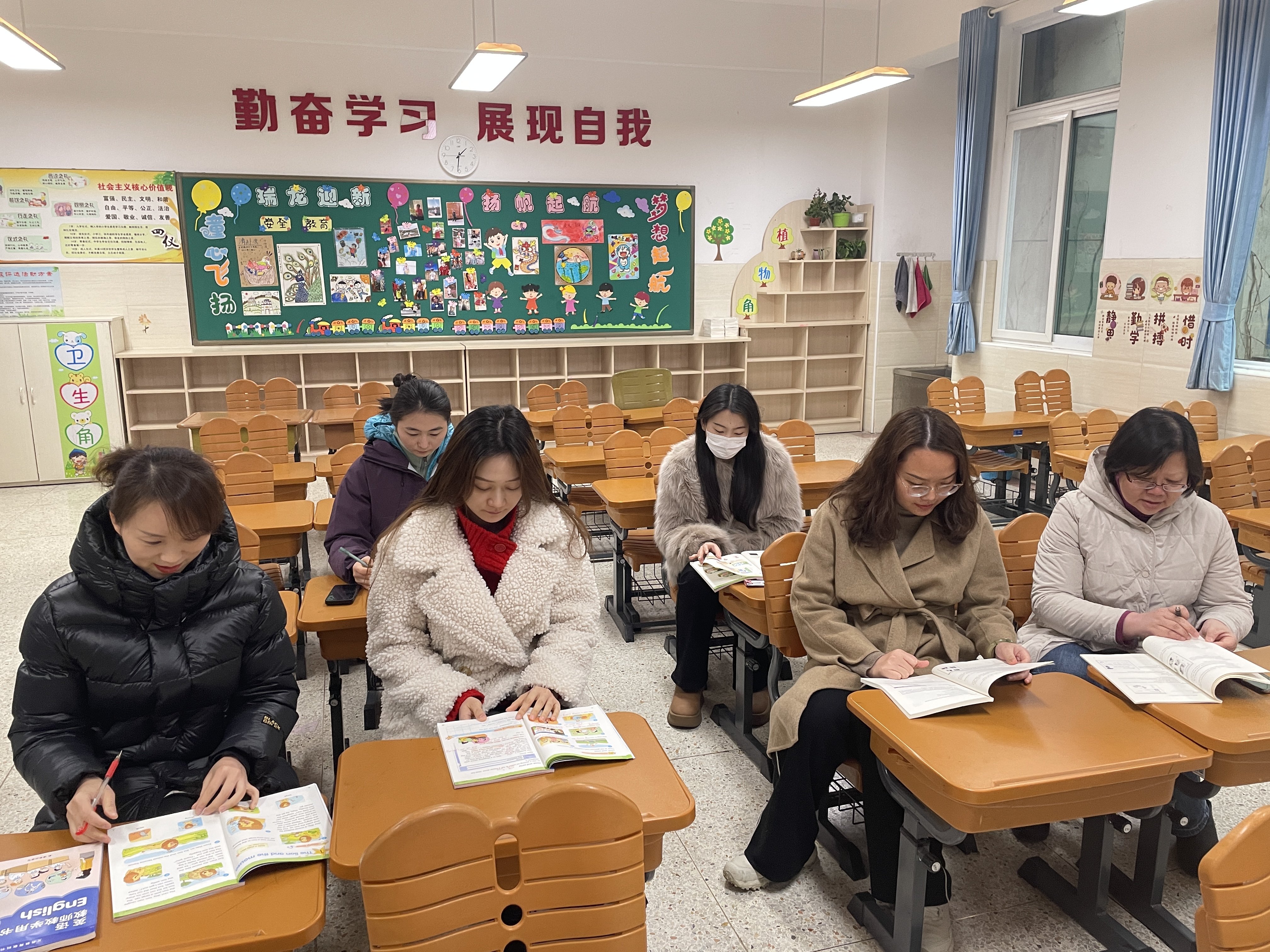 2.20 张琰-【大爱青秀】收心引新探教道，集思备课展新篇——记青秀城小学英语组集体备课（一）_html_m72067a17.jpg