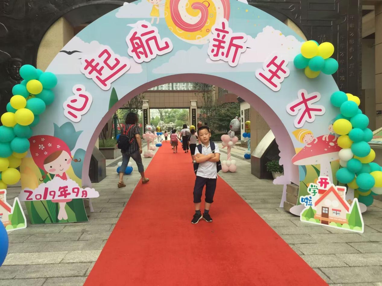 2025.6.23朱婕【大爱青秀&middot;记忆德育】六4比个耶 毕个业_html_db5434e.jpg