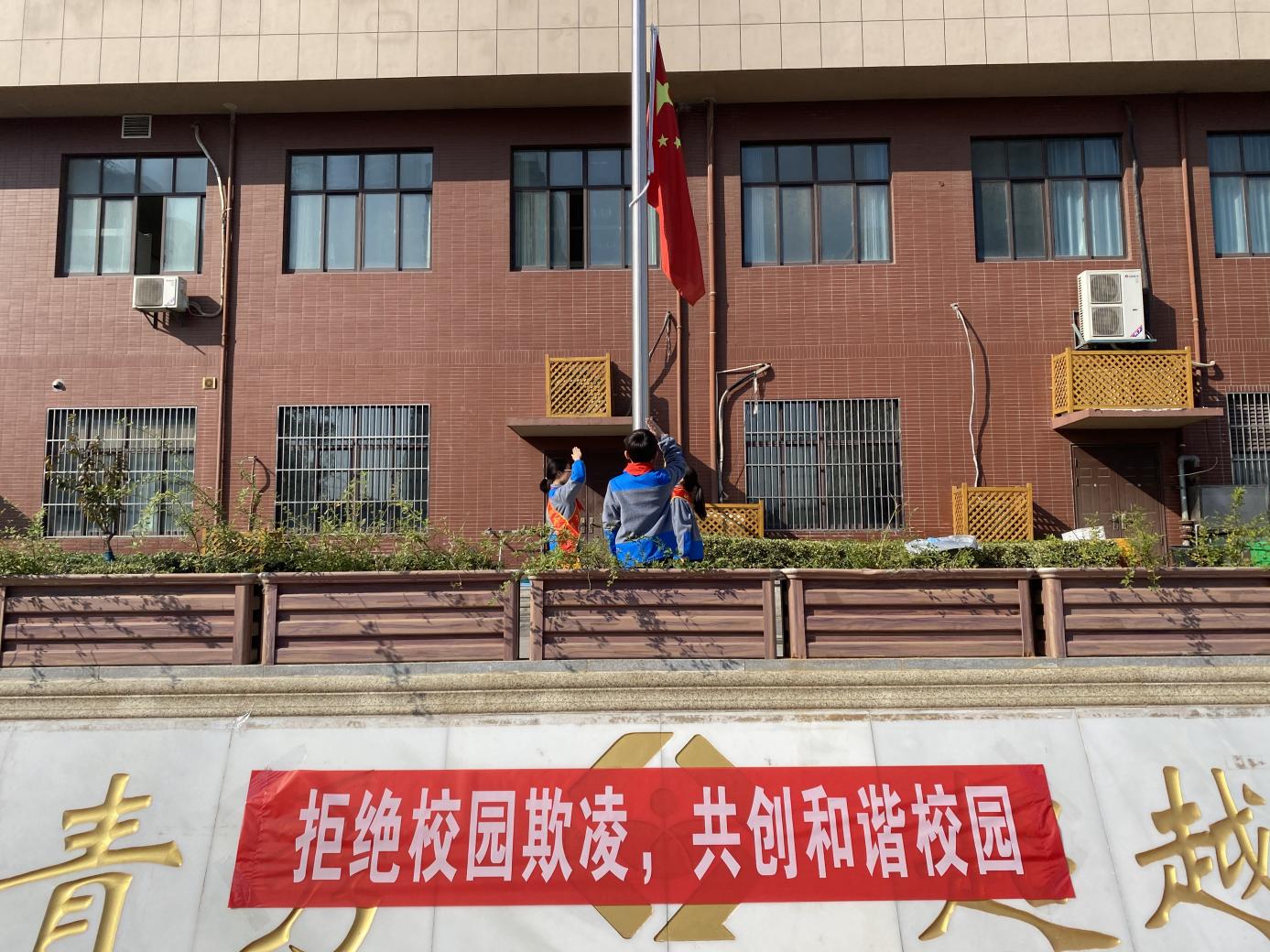 肖楠楠--11.20五1第十二周升旗仪式_html_6b8961ae.jpg