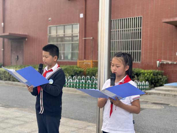 2024.9.25柏雪【大爱青秀】路队评比亮风采 规范行为塑未来——记青秀城小学2024-2025学年“美丽路队”比赛_html_m29974b05.jpg