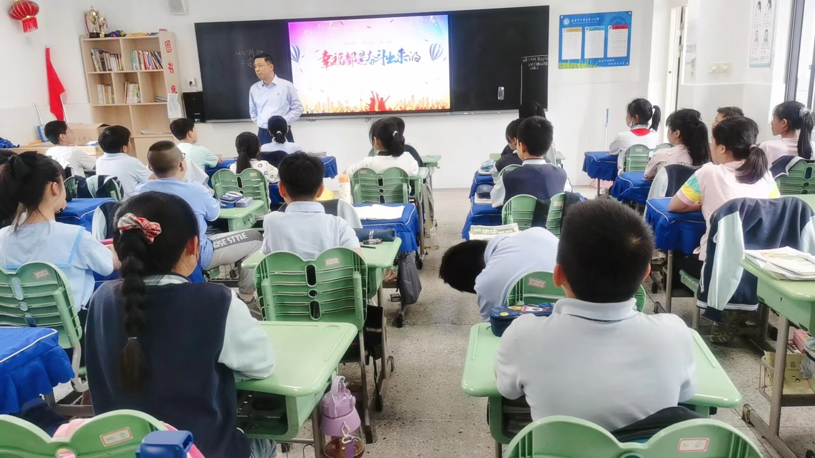 2学生听党课.jpg