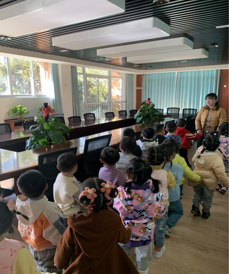 【乐活龙幼】“嗨，你好！”爱上幼儿园 —龙潭幼儿园靖安分园小班组社区活逛逛我们的幼儿园
