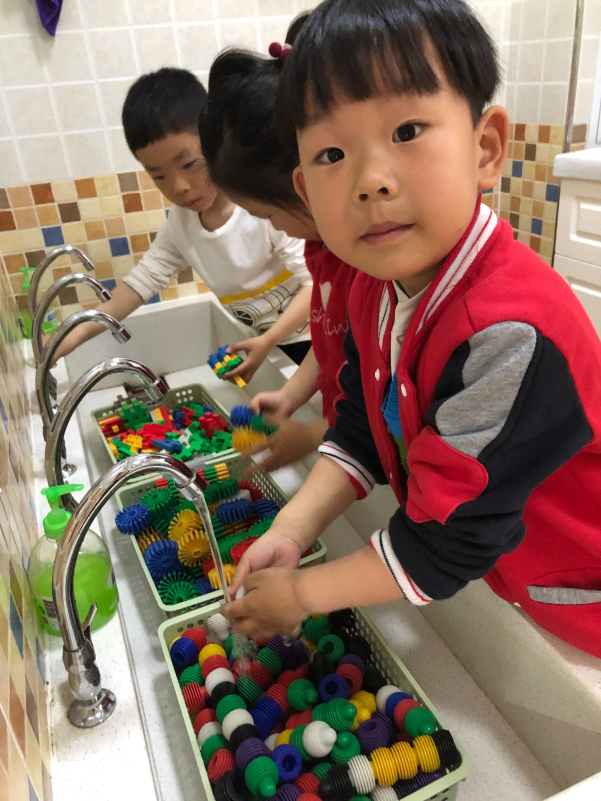 【乐活龙幼】园子里的小小劳动者——记龙潭幼儿园长江分园劳动节活动