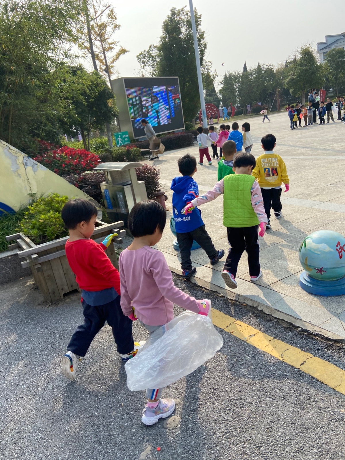 【乐活龙幼】垃圾不落地，社区更美丽——记龙潭幼儿园长江分园中班组社区活动