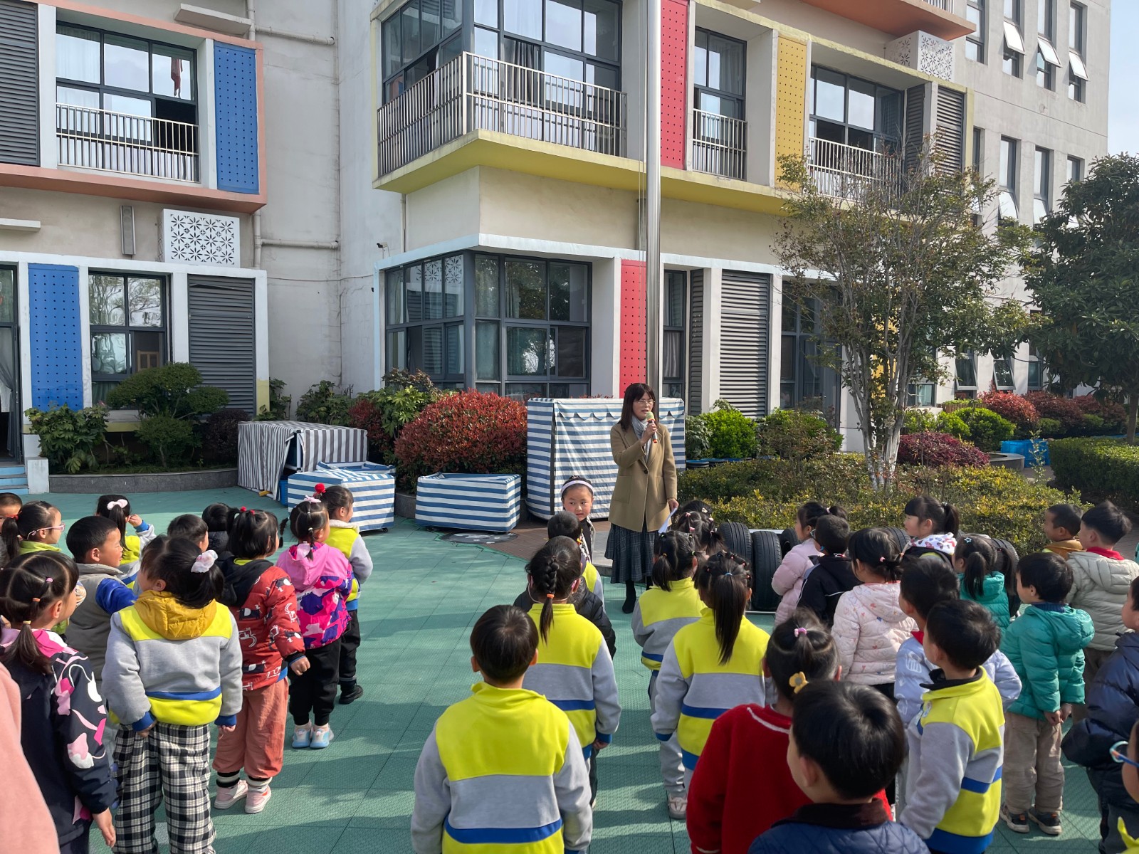 【乐活龙幼·安全第一】“和春风作伴，与安全同行”——记龙潭幼儿园长江分园开展“全国中小学生安全教育日”宣传活动